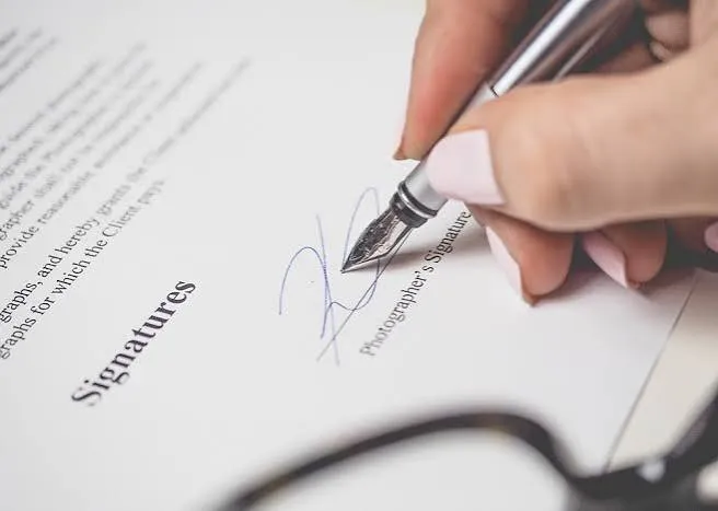 Seu Contrato de Manutenção Deixa Margem para Erros? 5 Cláusulas Indispensáveis para Proteger sua Empresa de Elevadores